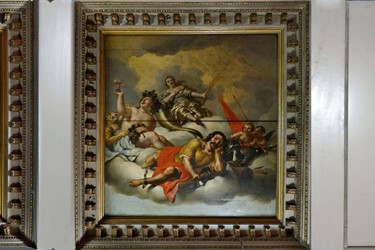 <p>Plafondschildering door Nicolaes de Heldt Stockade uit1662 in het Amsterdamse Trippenhuis. Oorlogsgod Mars kreeg in deze allegorische voorstelling op de vrede ook een plek, echter in een geheel andere setting. Zijn benen geboeid en zijn fakkel is geblust terwijl graangodin Ceres en wijngod Bacchus boven hem triomferen. Het decoratieprogramma diende een bijdrage te leveren aan het imago van de bouwheren (de wapenhandelaars Trip) als vredestichters, hun motto luidde dan ook: <em>Ex bello pax</em>, 'uit oorlog komt vrede voort'.<span style="caret-color: rgb(0, 0, 0); color: rgb(0, 0, 0); font-size: 12pt; line-height: 18.399999618530273px; font-family: "Times New Roman";"> </span></p>
